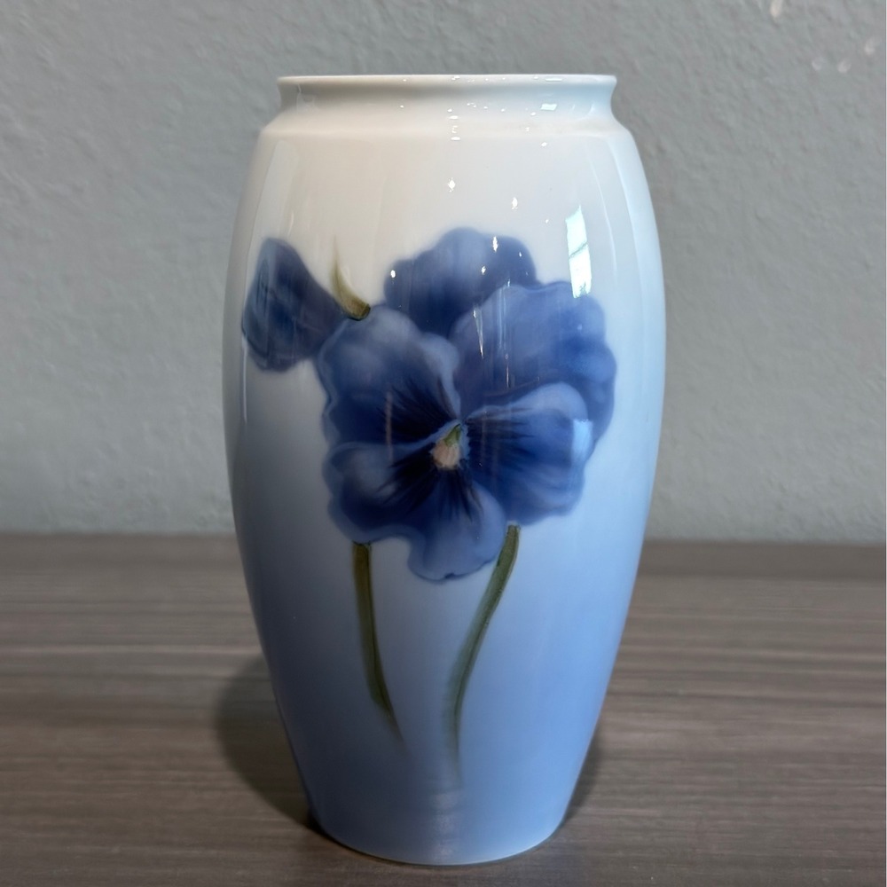 Bing & Grondahl B&G Denmark Blue Pansy Porcelain Vase 385-5254 5.25 Inchโ